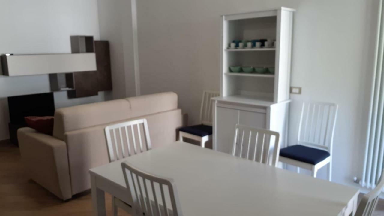 Minerva Apartment Deiva Marina Luaran gambar